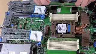 ThinkSystem SR635 V3 installing a DIMM