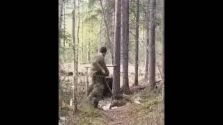 С топором на медведя.