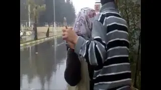 Genç Aşıklar Kar Yağarken Kaldırımda Dans ediyor