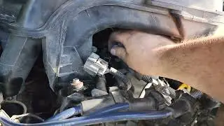 2005 Ford Explorer 4.0 Fuel Pressure Sensor change. Short video.
