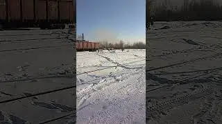 ТЭМ18ДМ с крытым вагоном и грузом на крыше