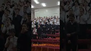 Школьники играют на темир-ооз-комусе