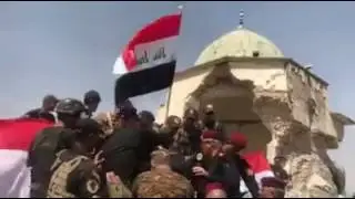 عبد الغني الاسدي والأبطال جهاز مكافحة الإرهاب يرفعون العلم العراقي من فوق جامع النوري المحرر