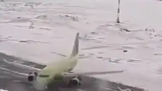 В Токио засняли дрифтующий самолет на ВПП