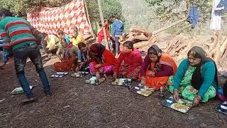 पहाड़ी शादी में खाना || pahadi shadi m khana || इस तरह एक साथ बैठ के खाते हैं गाँव के लोग