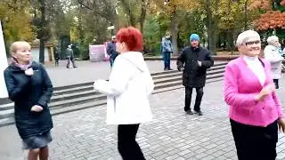А я эту осень не на что не променяю. Песня супер.