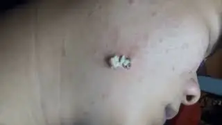 выдавленный болшой чёрный точек