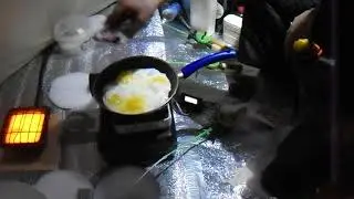 готовлю яичницу