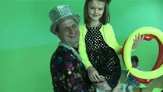 Святкова прграма у дитячому садочку впродовж 1 години 15 хвилин.