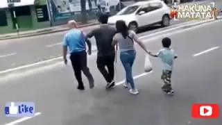 CHOFER DE BUS Se Detiene Para Bajar y Ayudar a Cruzar la Pista a Una Familia de Invidente