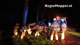 Auto botst tegen boom door gladheid in Scheerwolde