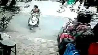 Moped / scooty parking stunt by Aunty