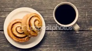 skořicové koláčky a káva