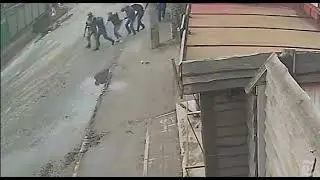 Русские солдаты конвоирует гражданских, которые в дальнейшем будут расстреляны. Буча - Украина