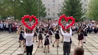 Старшеклассники поселка Восточный Кировской области посвятили танец любимой школе.