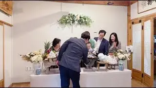 中韓倆萌娃一周歲抓周，韓國爺爺看的一臉緊張！猜猜抓到了啥？【韓國媳婦和小雪】