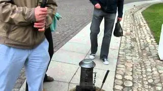Саша выбивает монету.avi