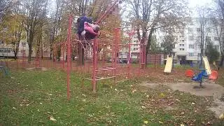 Пенсионер в 65 лет качает пресс на турнике.