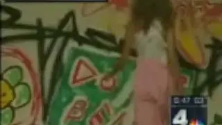 СЕКСУАЛЬНАЯ МОДЕЛЬ ПАДАЕТ ВО ВРЕМЯ ПОКАЗА