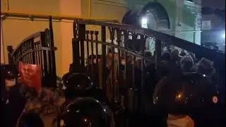 Полиция в Дмитровском переулке действует все жестче  Люди спрятались во дворе, тогда полицейские зап