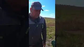 - Трутень ты колхозный, мля... Вот он, другу землю готовит, с тобой подшибëшь...