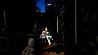 На качельке