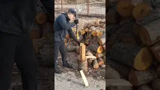 Показываю свою технику колки дров колуном Fiskars x25. 