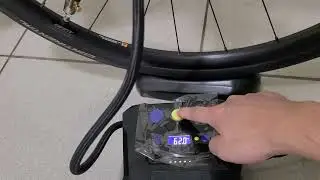 在家幫自行車打氣