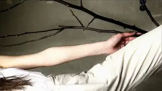 Веточка и девочка.