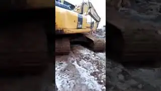 Komatsu PC 220 на болотном ходу