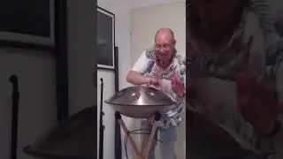 В 63 года после 3 недель игры на хэндпане. At 63 after 3 weeks of playing handpan. 