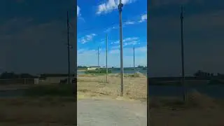 Справа рисовые поля под водой. Ташкентская область, Юкоричирчикский район, Ташаул, Узбекистан.