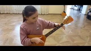 Виктория Мильдзихова усердно осваивает  балалайку