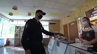 Полицейский заставил продать товар покупателю без маски