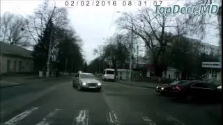 Таксисты не очень любят соблюдать приоритеты