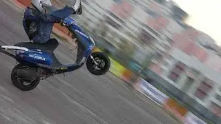 Вперёд спиной на скутере