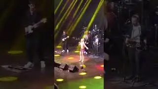 Aleyna Tilki sahnede döktürüyor
