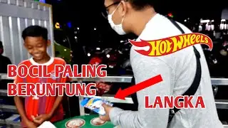 The kid finds a rare Super Treasure Hunt Hot Wheels Honda