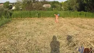 Сбор сена перед тюкованием.