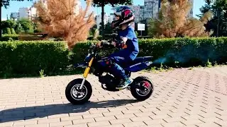 Den monta en una moto de juguete! | Moto a batería para Niños!