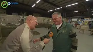 Фермер смеется так же, как кричат его курицы