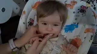 Чистим зубы  младенцу