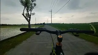 Tantangan gowes lepas stang berujung nyemplung got!