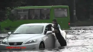 Потоп в Харькове 04.07.2011 (Lexus плывёт)