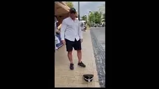 Илья Кива сжигает фашистскую символику.