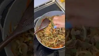 Easiest fridge clean out meal: stir-fried udon noodles 🍜