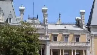 Массандровский дворец - фасад здания и парк перед дворцом