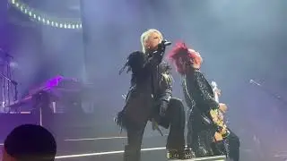 Hyde singing Honey with THE LAST ROCKSTARS