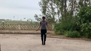 Doppi salti con la corda sotto la pioggia