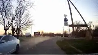 В Геническе водитель AUDI позволяет грубо нарушать ПДД